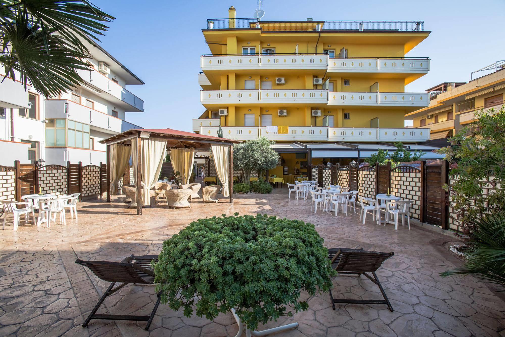 Nelson Hotel Alba Adriatica Esterno foto